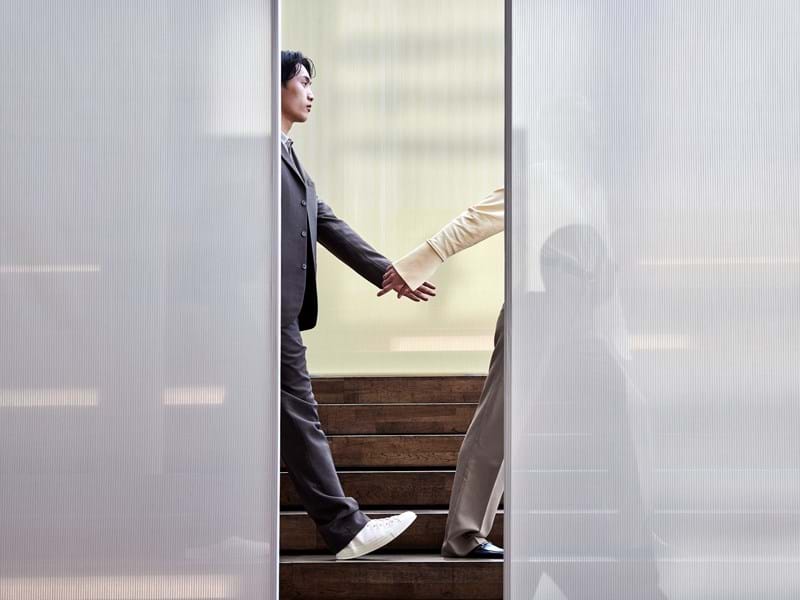 Anställda på Svensson samtalar i produktionsmiljö