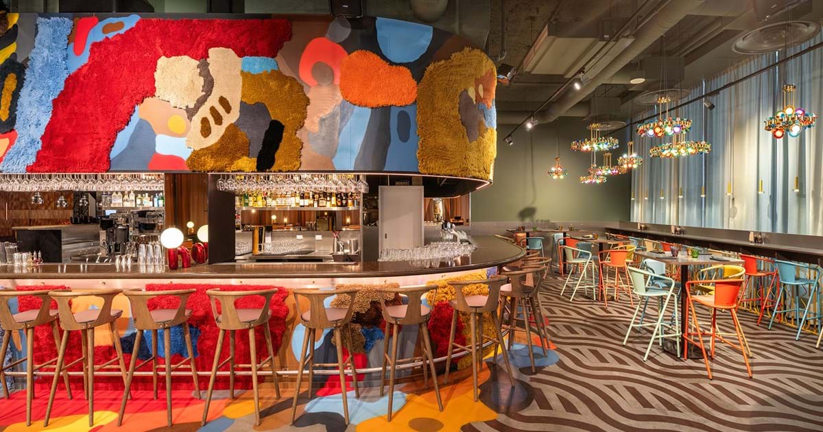 Den hängande textilien Ombre från Svensson på Banger restaurang