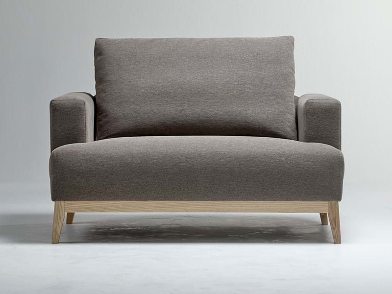 Roger Lewis soffa Moraine Snuggler klädd i möbeltyget Unit från Svensson
