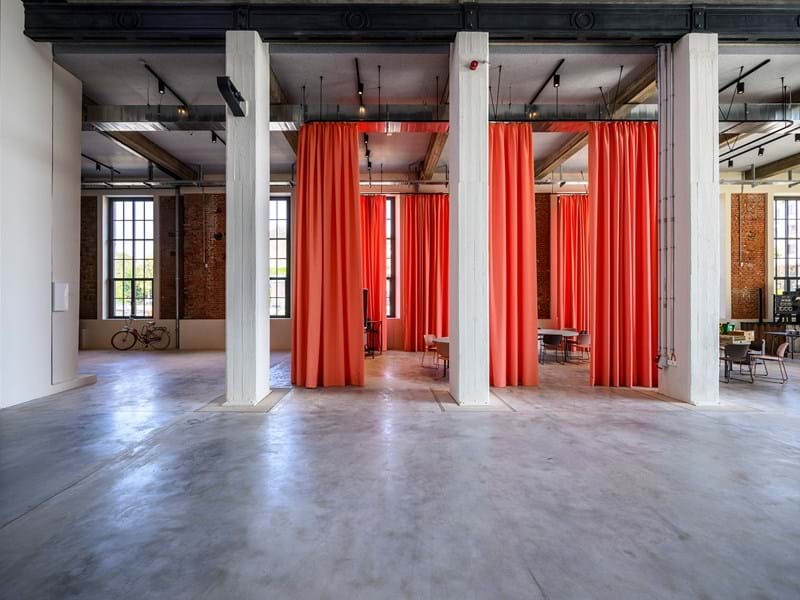 Hartmannfabrik mit hängende Textil Yoyo von Svensson