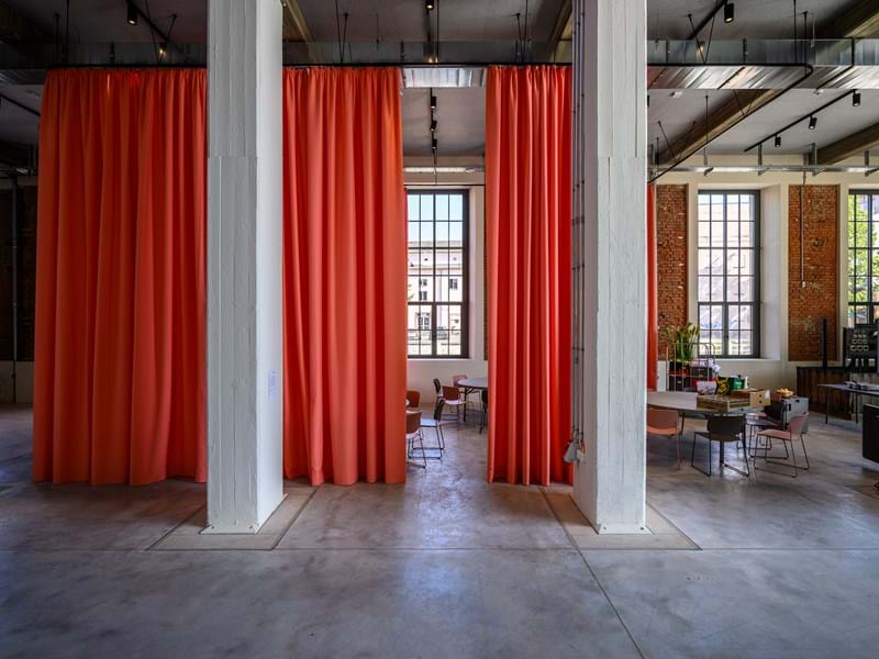 Hartmannfabrik mit hängende Textil Yoyo von Svensson