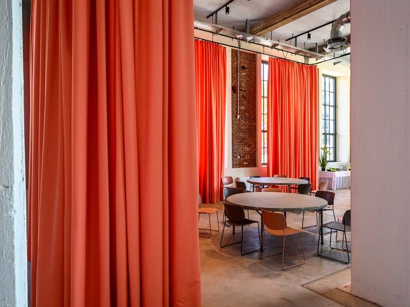 Hartmannfabrik mit hängende Textil Yoyo von Svensson